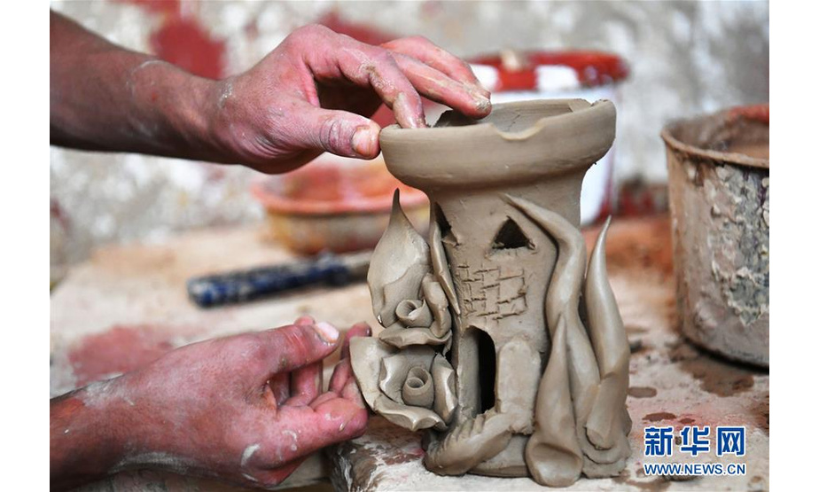 6月5日，在叙利亚霍姆斯，扎卡莱亚·卡尔库什在作坊内制作陶器。  新华社发（阿马尔摄）
