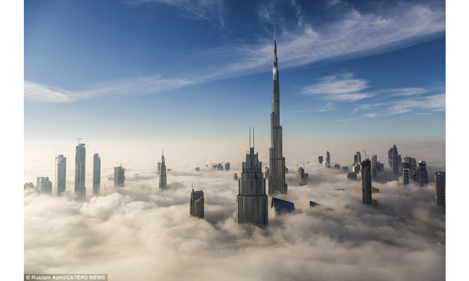 突破云层的摩天大楼宛如坐落在云层中的顶级豪华公寓，里面的办公人员也仿佛置身于梦境之中。