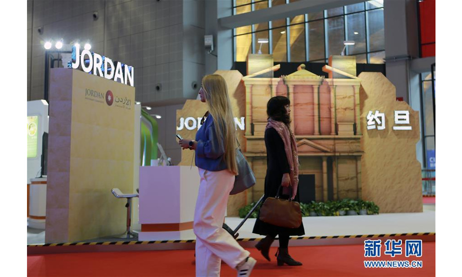 11月5日，参观者走过第二届进博会约旦国家馆。 当日，第二届中国国际进口博览会在上海国家会展中心开幕。 新华社记者 郑卫 摄