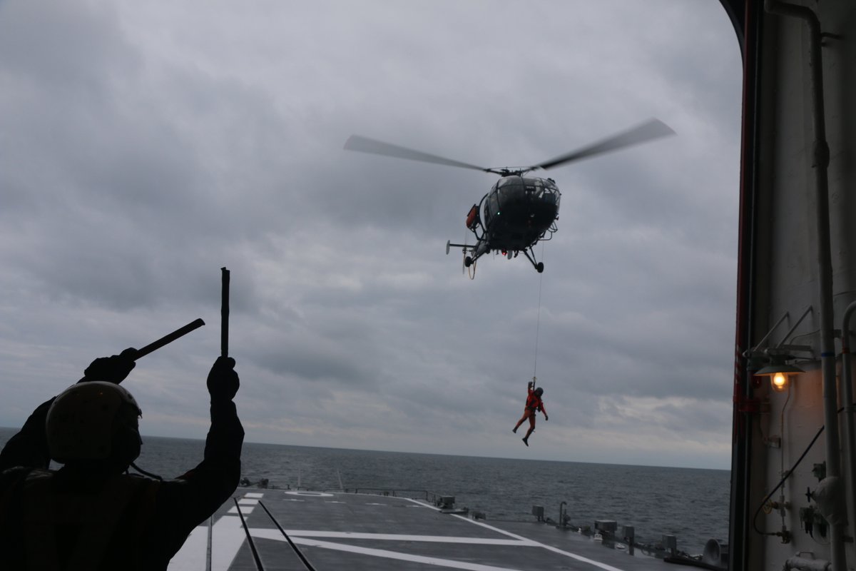 日前，日本海上自卫队和法国海军的护卫舰在日本九州地区西部地区进行联合训练。日本派出DD-104雾雨号驱逐舰，而法国海军啧派出一艘范德米埃尔号护卫舰。在日本巨大的驱逐舰前，法国的护卫舰仿佛袖珍玩具。