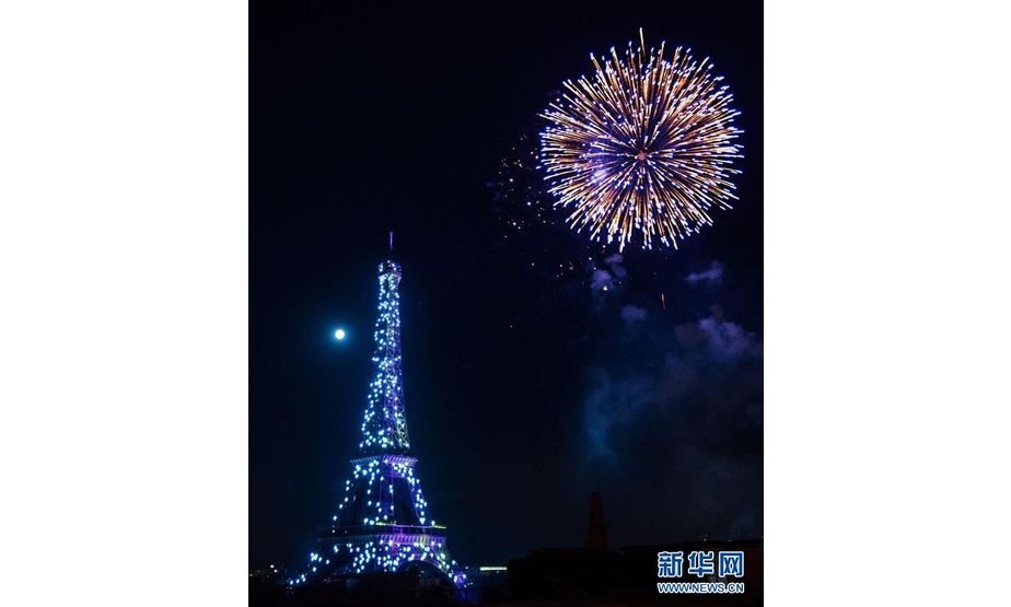 7月14日，在法国巴黎，庆祝国庆日的烟花在埃菲尔铁塔附近绽放。 新华社发（陈寅摄）