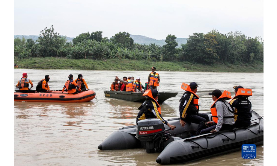 11月4日，搜救人员在印度尼西亚东爪哇省梭罗河上搜寻失踪人员。

　　一艘载有数十人的船3日在印度尼西亚东爪哇省梭罗河上倾覆，一些人员被救起，多人失踪。4日，搜寻失踪人员的工作继续进行。新华社发（库尔尼亚万摄）