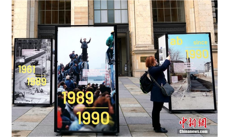 图为4日下午，柏林市议会门前布置了纪念柏林墙倒塌30周年的主题展览。中新社记者 彭大伟 摄
