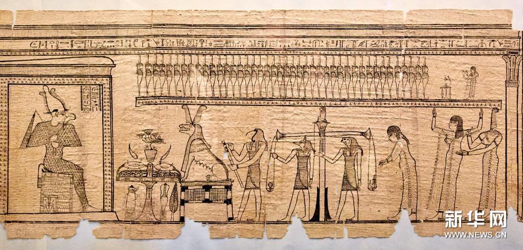 这是奥地利国家图书馆莎草纸博物馆的馆藏，公元前2世纪的《塔鲁玛之死者之书》（4月28日摄）。4月28日，奥地利国家图书馆的莎草纸博物馆举办记者日活动，向媒体介绍即将于5月4日重新开放的新馆。该馆从2020年10月起开始重新翻新扩建，以便更好地向访客展示馆藏。莎草纸为古埃及人广泛采用的书写载体，其英文名称papyrus被认为是英语纸张（paper）一词的来源。新华社发（乔治斯·施耐德摄）