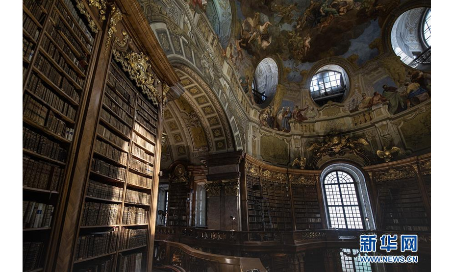 这是4月18日在奥地利维也纳拍摄的奥地利国家图书馆的普隆克厅。
 
　　奥地利国家图书馆普隆克厅1730年正式完工，被视为全球最美丽的古老图书室之一。这座巴洛克式建筑内不仅有很多华丽的壁画，更藏有横跨1501年至1850年的约20万册古籍。
 
　　新华社记者 郭晨 摄
