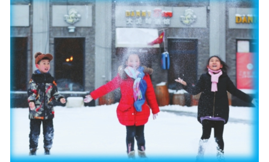 20日夜~21日早晨，哈尔滨市降下中雪，白雪覆盖了整座城市，冰城变身童话世界。在街头、景区，市民和游客在雪中拍照、玩耍，尽情地感受着这场久违的春雪带来的快乐。刘项 张澍 杨威 摄