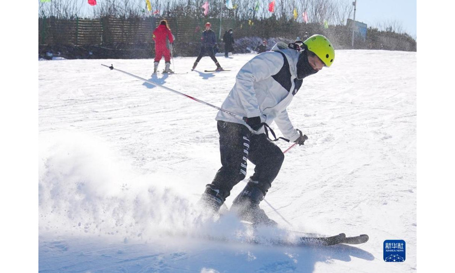 12月12日，游客在河北省秦皇岛市海港区紫云山滑雪场滑雪。 入冬以来，河北省秦皇岛市海港区紫云山滑雪场迎来众多滑雪爱好者，体验雪上运动的乐趣。 新华社记者杨世尧摄
