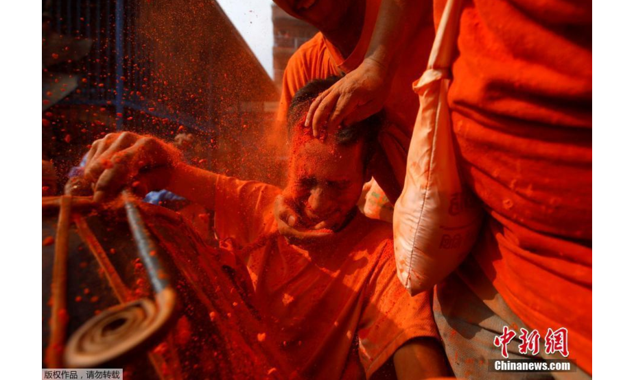 当地时间4月15日，尼泊尔巴克塔普尔，人们互相抛撒朱砂粉，庆祝朱砂节（Sindoor festival ）以及尼泊尔新年。

