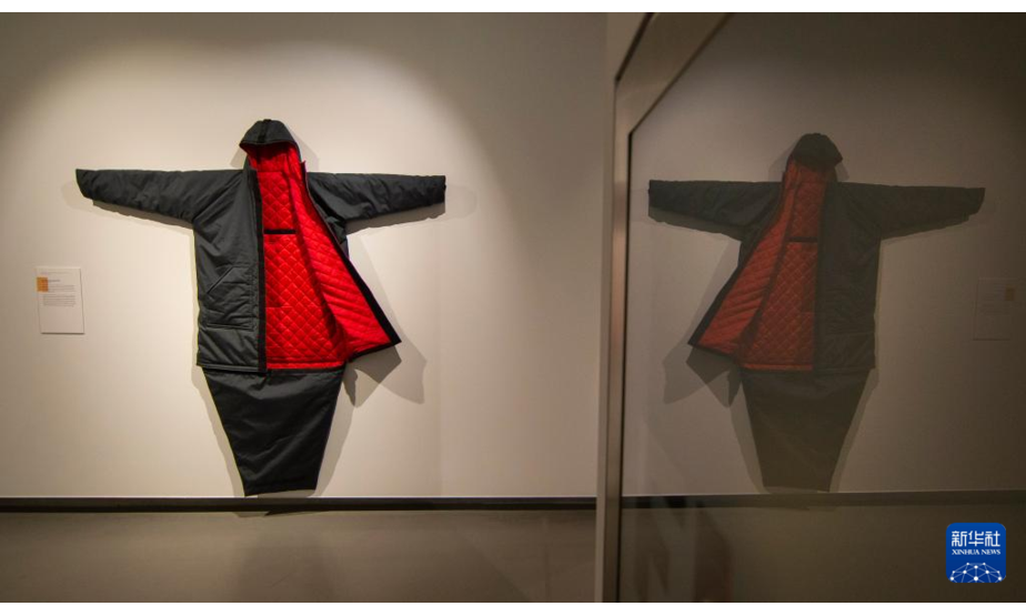 这是11月13日在加拿大多伦多举行的“生存建筑与应对的艺术”展览上拍摄的一件可变为睡袋的大衣。新华社发（邹峥摄）