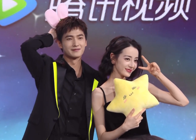 你是我的荣耀发布会杨洋迪丽热巴合体比心秀高甜拍照姿势
