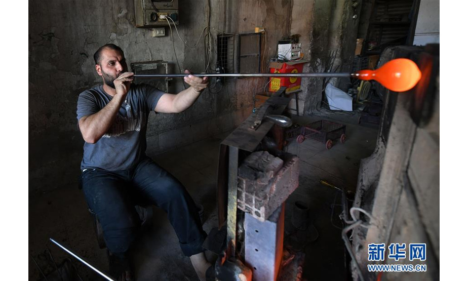 5月27日，在叙利亚大马士革，工匠巴沙尔·哈利勒在吹制玻璃。新华社发（阿马尔摄）