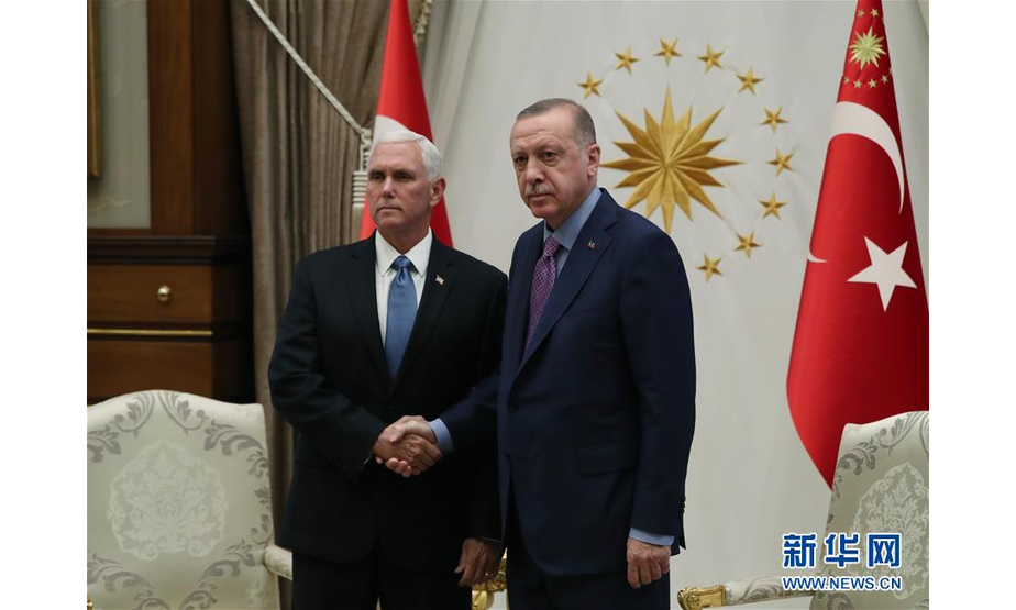 10月17日，在土耳其首都安卡拉，土耳其总统埃尔多安（右）与到访的美国副总统彭斯举行会晤。

　　土耳其总统埃尔多安17日与到访的美国副总统彭斯在首都安卡拉举行会晤，双方就土耳其军队在叙利亚北部暂时停火和建立“安全区”问题达成协议。

　　新华社发（穆斯塔法·卡亚摄）