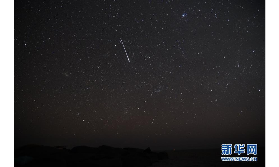 这是8月12日在博茨瓦纳马卡迪卡迪盐沼拍摄的夜空。 马卡迪卡迪盐沼位于博茨瓦纳北部，由数个盐沼组成。如今，在盐沼过夜欣赏星空，成为了深受游客欢迎的项目。 新华社记者 杨孟曦 摄
