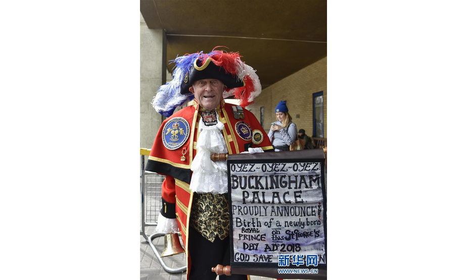 4月23日，在英国伦敦圣玛丽医院门前，一名身着英国传统服装的男子高声宣布“王室宝宝”诞生。新华社发（史蒂芬·程 摄）