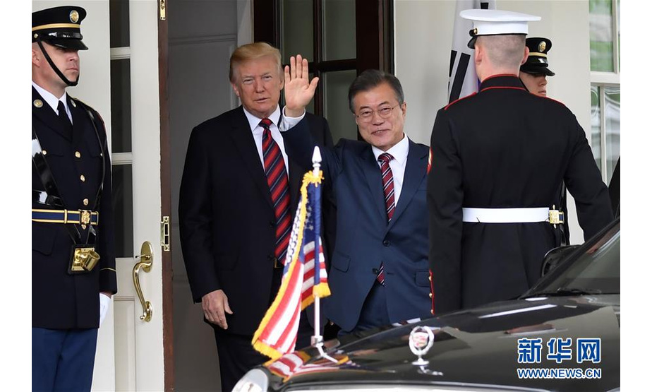 5月22日，美国总统特朗普（左二）在华盛顿白宫欢迎到访的韩国总统文在寅（左三）。 新华社记者杨承霖摄