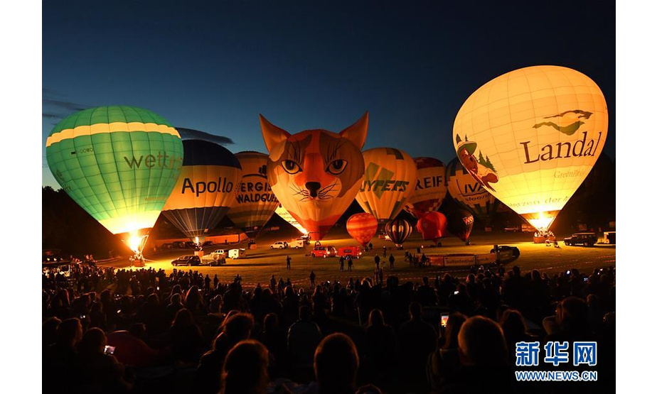 这是6月8日在德国波恩热气球节上拍摄的一场热气球点火表演。新华社记者 逯阳 摄