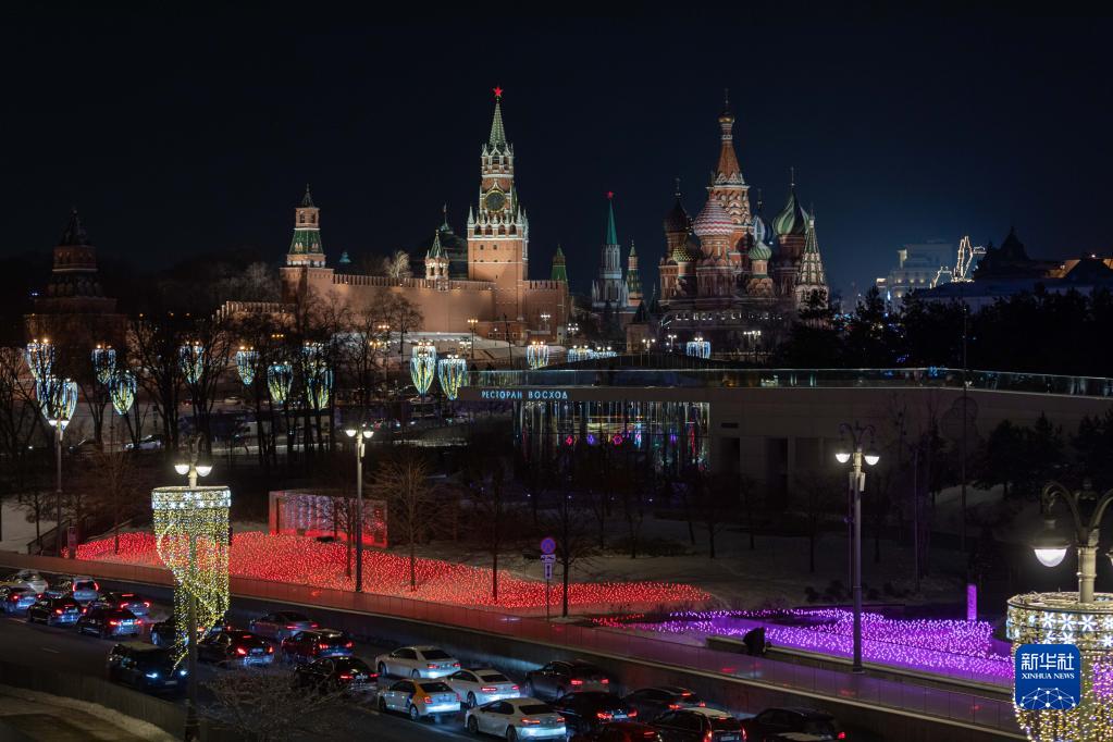 这是12月11日在俄罗斯首都莫斯科拍摄的克里姆林宫和圣瓦西里教堂。

　　新华社记者白雪骐摄