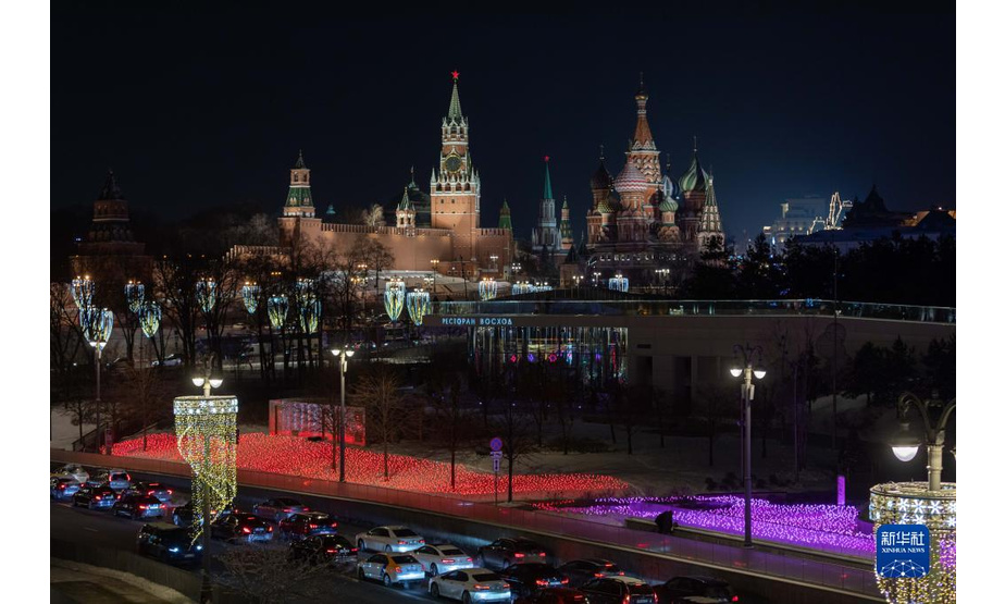 这是12月11日在俄罗斯首都莫斯科拍摄的克里姆林宫和圣瓦西里教堂。

　　新华社记者白雪骐摄
