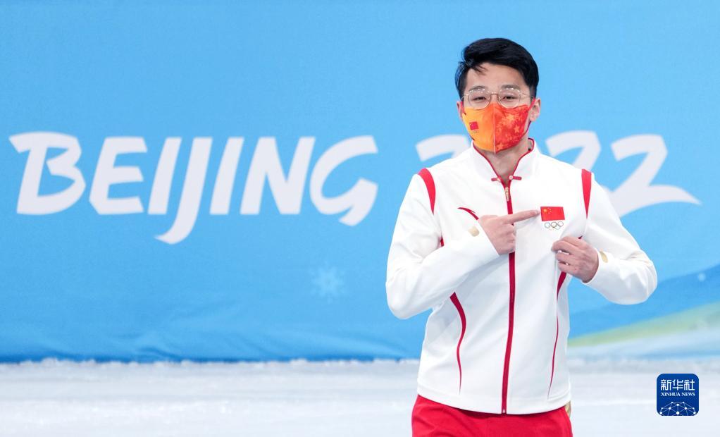 2月7日，任子威在颁发礼品仪式上。

　　当日，在首都体育馆举行的北京2022年冬奥会短道速滑项目男子1000米决赛中，中国选手任子威夺得冠军。

　　新华社记者 王毓国 摄

