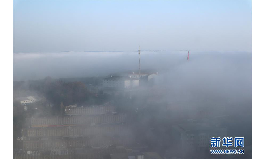 11月18日，土耳其伊斯坦布尔市区被大雾笼罩。

　　当日，土耳其最大城市伊斯坦布尔出现大雾天气。

　　新华社记者 徐速绘 摄