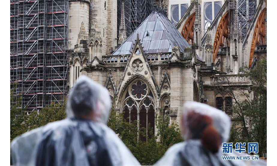 10月17日，在法国巴黎，人们冒雨眺望修缮中的巴黎圣母院。 据法国媒体15日报道，2016年企图袭击巴黎圣母院的5名涉恐人员14日被判处5年至30年徒刑。法国新闻广播电台报道说，5名涉恐人员均为女性，年龄为22岁至42岁，她们在2016年9月企图点燃一辆装载天然气罐的汽车，对法国著名景点巴黎圣母院发动袭击。警方最终挫败其恐怖袭击阴谋。 新华社记者高静摄