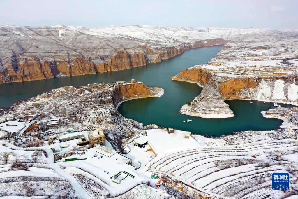 11月7日拍摄的山西老牛湾，长城和黄河在此“握手”（无人机照片）。

　　新华社发（吕成贵 摄）