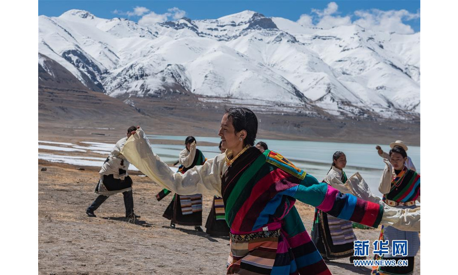 人们在西藏那曲市尼玛县当穹错旁举行的春耕典礼上唱歌跳舞（4月30日摄）。新华社记者 侯捷 摄