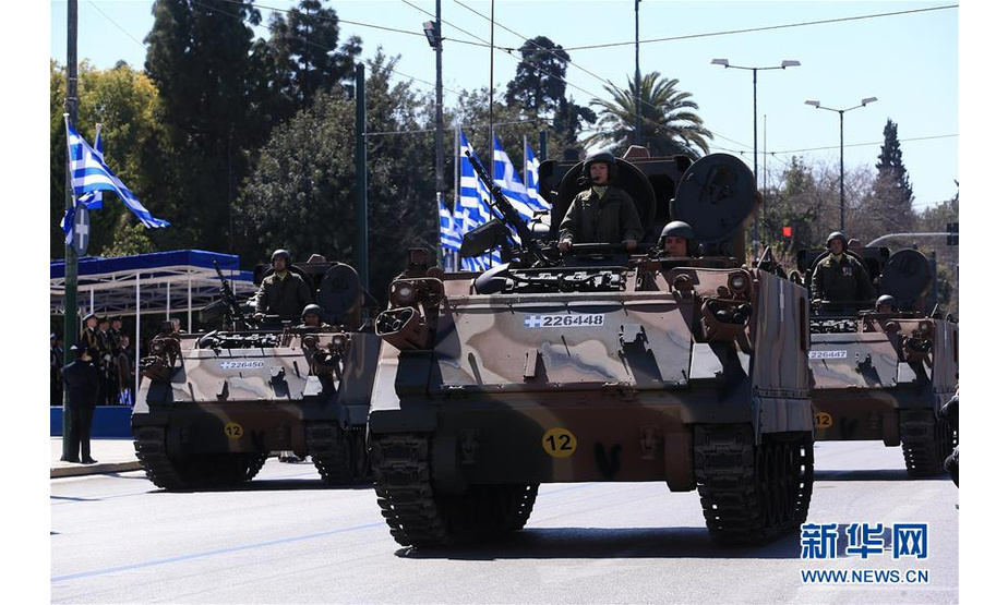 3月25日，在希腊首都雅典，军车车队参加独立日阅兵。 当日，希腊举行独立日阅兵，纪念希腊1821年开始的反抗奥斯曼帝国统治的独立战争。 新华社发（马里奥斯·罗洛斯摄）