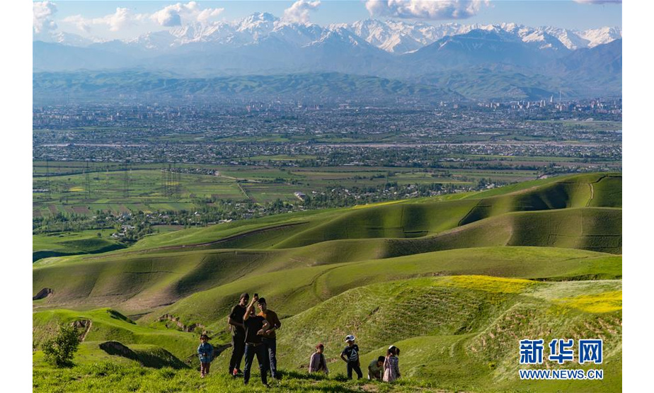 4月12日，在距离塔吉克斯坦首都杜尚别70公里的哈德隆州亚湾区，几名男子用手机合影。 塔吉克斯坦共和国，简称塔吉克斯坦，是位于中亚东南部的内陆国家，东部与中国毗邻，南与阿富汗接壤，西邻乌兹别克斯坦，北接吉尔吉斯斯坦，国土面积为14.31万平方公里。塔境内多山，山地面积约占国土面积的93%，有“高山国”之称，其首都为杜尚别。 新华社记者白雪骐摄