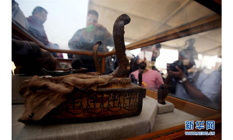 11月10日，在埃及吉萨省塞加拉，人们参观展出的文物。   新华社发（艾哈迈德·戈马摄）