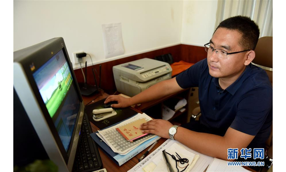 8月21日，王壮通过网络了解草皮行业信息，扩展销售渠道。 新华社记者 朱旭东 摄