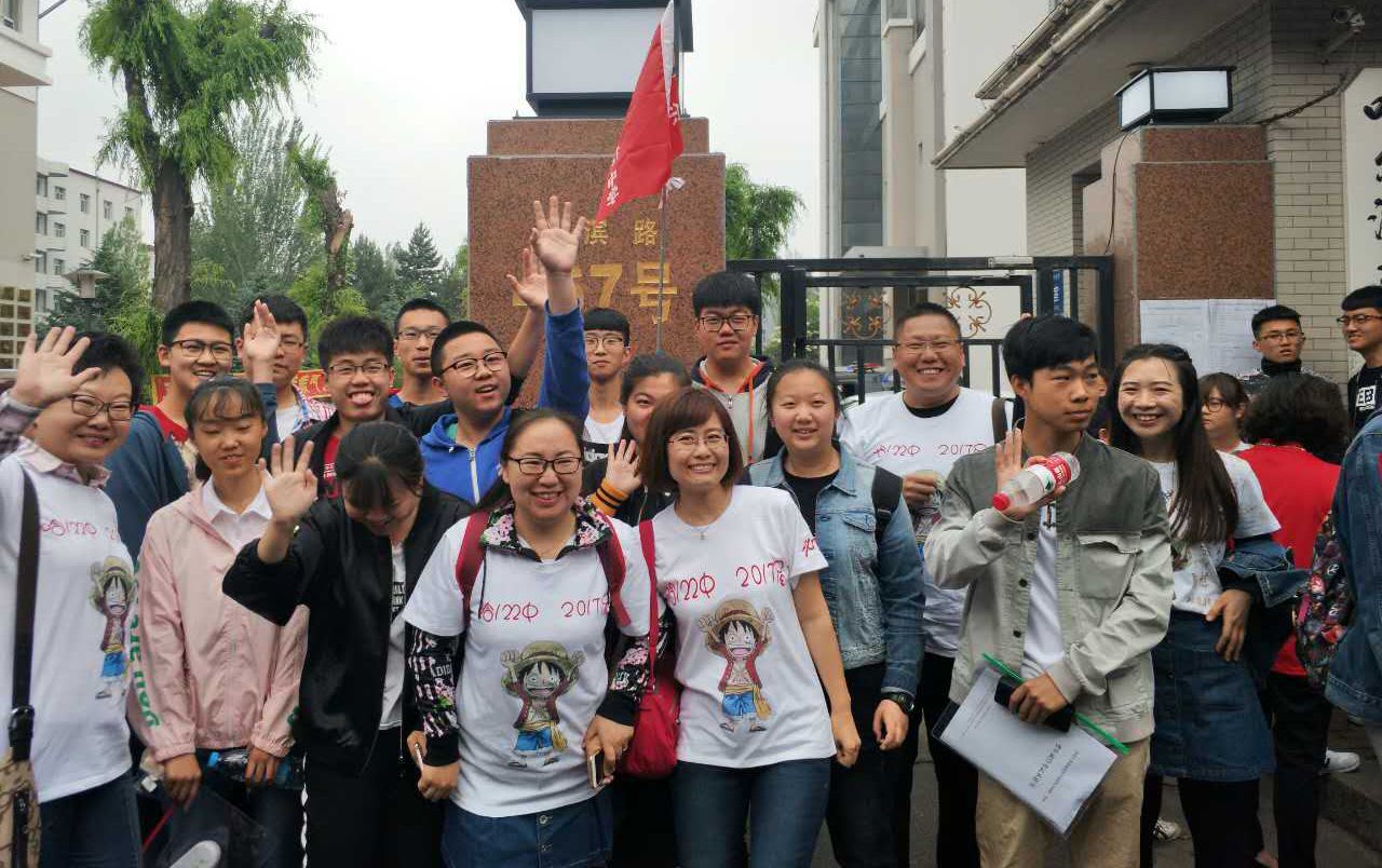 哈六中考点送考老师为考生呐喊助威