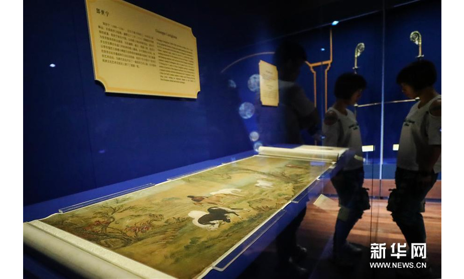 5月28日，北京故宫博物院与梵蒂冈博物馆合作举办的“传心之美——梵蒂冈博物馆藏中国文物展”亮相神武门展厅。据介绍，策展团队从梵蒂冈博物馆的藏品中精选出78件展品，涵盖了天主教艺术、佛教艺术和世俗艺术三个方面。为了使展览内容更为丰满生动，故宫博物院提供了与梵蒂冈博物馆展品相关的12件文物共同展出，其中包括2件珍贵的国家一级文物。（新华社记者 张玉薇 摄）