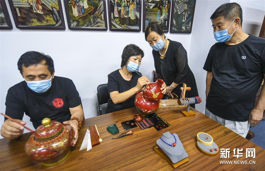 7月4日，省级非遗传承人许晓芳（左二）在廊坊市群艺馆展示金漆镶嵌工艺品。新华社记者 李晓果 摄