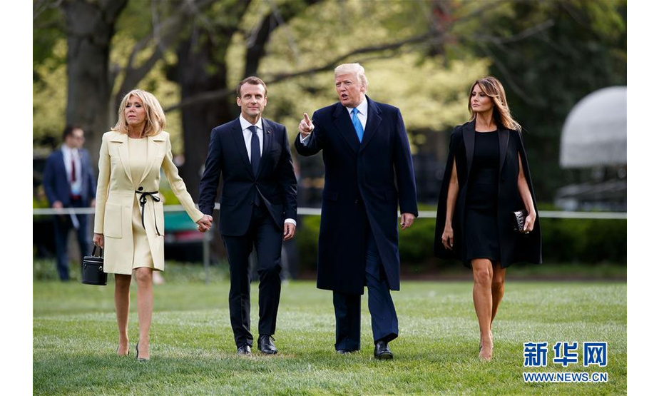 4月23日，在美国首都华盛顿，美国总统特朗普（右二）与夫人梅拉尼娅（右一）欢迎到访的法国总统马克龙（左二）与夫人布丽吉特。新华社发（沈霆摄）
