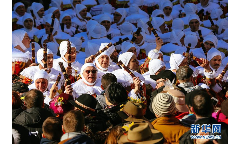 3月5日，在比利时南部小镇班什，当地居民装扮成“憨人”形象参加狂欢节。 当日是2019年比利时班什狂欢节的最后一天，也是高潮部分。起源于中世纪的班什狂欢节寓意辞旧迎新，并于2003年11月被列入联合国教科文组织非物质文化遗产名录。班什当地居民打扮成“憨人”“水手”“农夫”“小丑”等形象，和游客一起参与狂欢。“憨人”是吉祥与快乐的代言人，也是班什狂欢节最具标志性的形象。 新华社记者 张铖 摄