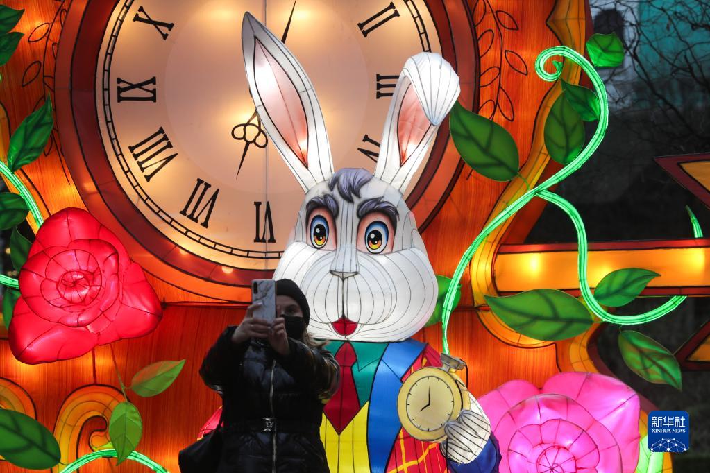 1月12日，一名游客在比利时安特卫普动物园举行的第六届“中国花灯节”上自拍。

　　近日，比利时安特卫普动物园举行的第六届“中国花灯节”吸引了周边地区的大批游客。此次花灯节以欧洲童话“爱丽丝梦游仙境”为主题，由中外艺术家合作设计制造的130件大型花灯装置将安特卫普动物园装扮成了奇幻的童话世界。

　　新华社记者 郑焕松 摄