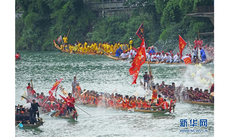 6月5日，人们在贵州省铜仁市碧江区锦江河上参加龙舟巡游活动。新华社发（龙元彬摄）