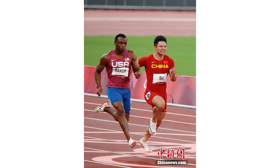 北京时间8月1日晚，在东京奥运会男子百米决赛中，中国选手苏炳添以9.98秒的成绩获得第六名，作为首位闯进奥运男子百米决赛的中国人，他再次创造了历史。中新社记者 韩海丹 摄