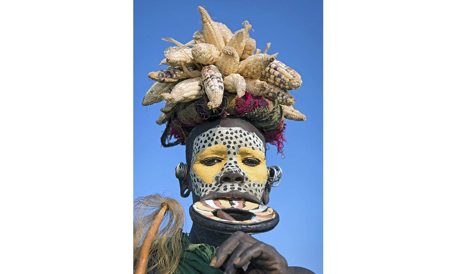 近日，一组记录非洲埃塞俄比亚一个原始部落传统习俗的照片夺人眼球，照片记录了该部落的罕见生活习惯和传统习俗，其中，“唇盘妇女”的奇特怪异身体装饰尤其令人瞠目结舌。