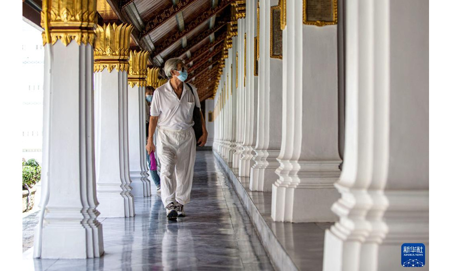 11月1日，一名游客在泰国曼谷大皇宫景区游览。

　　泰国曼谷11月1日起重新开放因新冠疫情关闭的大皇宫景区，允许民众在遵守防疫措施的前提下参观游览。

　　新华社记者 王腾 摄