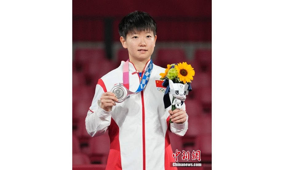 7月29日，在东京奥运会乒乓球女子单打决赛中，中国选手陈梦以4比2战胜队友孙颖莎，夺得冠军。孙颖莎获得亚军。图为孙颖莎在颁奖仪式上。 中新社记者 杜洋 摄