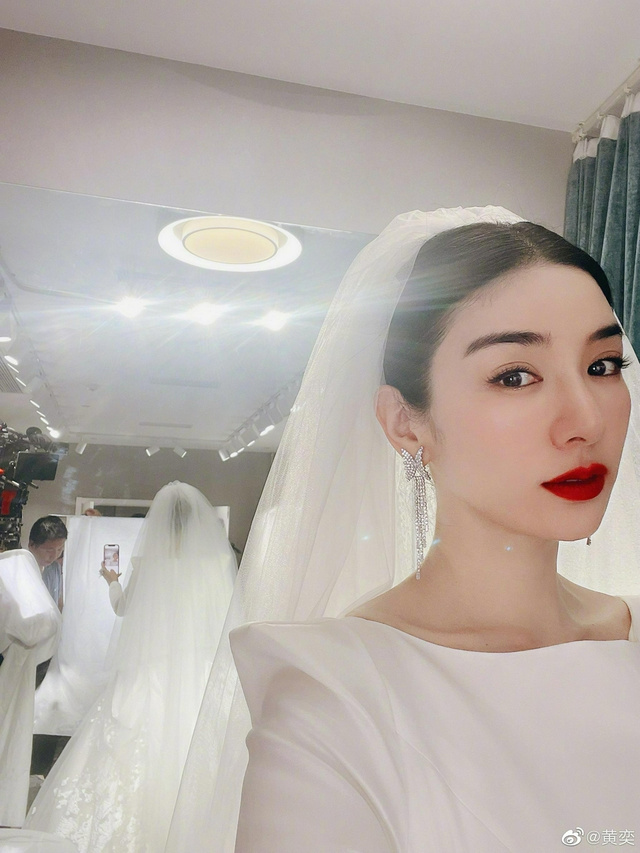 黄奕晒婚纱造型自拍自侃老是要嫁人怪不得这事不靠谱