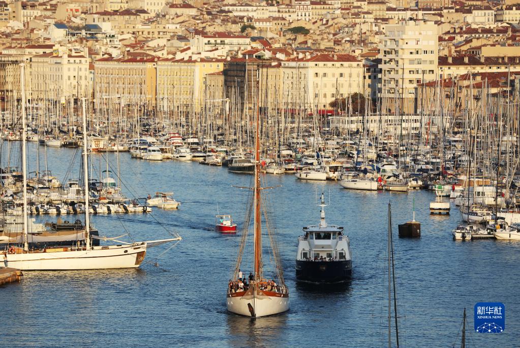 这是9月5日拍摄的法国马赛老港。

　　法国南部城市马赛历史悠久，景色秀丽，气候宜人，依山傍海，水深港阔，地理位置优越。著名的《马赛曲》为法国国歌。法国总统马克龙日前视察马赛时承诺将投入数十亿欧元，把马赛建设为“世界级城市”。

　　新华社记者 高静 摄
