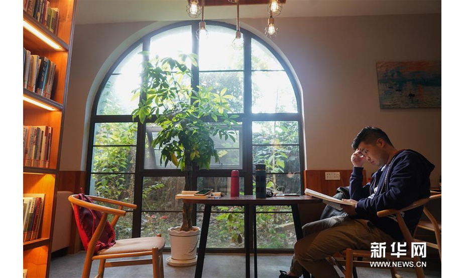 在南京市江宁区秣陵街道下墟社区一处小区内的睦邻书房，居民在读书学习（11月6日摄）。新华社记者 季春鹏 摄