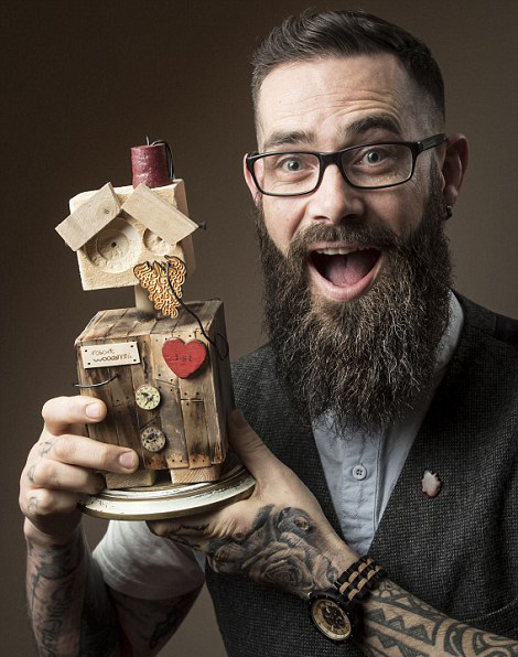  然而，这场欢乐的庆典并不是只有蓄着胡须的男士能参加，当地的儿童、女士，还有无法长出胡子的男士都可以通过“创意假胡子”这个环节加入庆典。