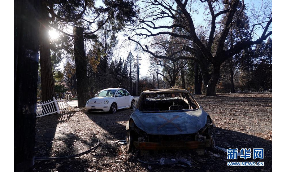 这是12月6日在美国加利福尼亚州比尤特县天堂镇拍摄的被烧毁的车辆。

　　美国加利福尼亚州北部的山火“坎普”发生约一个月后，灾区清理工作仍在进行。受灾最严重的天堂镇核心区域仍未向居民开放。

　　新华社记者 吴晓凌 摄