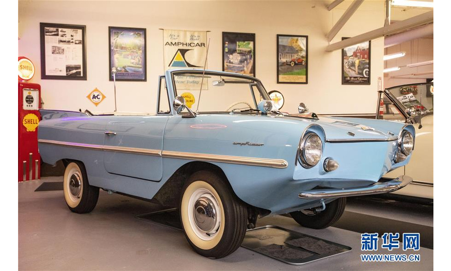 这是10月25日在美国芝加哥克莱尔蒙特汽车博物馆拍摄的一辆1964年水陆两用敞篷车。 克莱尔蒙特汽车博物馆是一家私人博物馆，收藏陈列有300多辆不同年代的经典汽车，为参观者呈现出汽车产业的发展史。 新华社发（乔尔·莱纳摄）