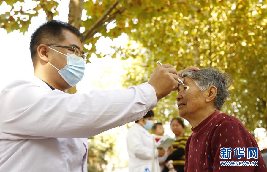 10月24日，河北省邢台市南和区三思乡卫生院医务人员为南韩村老人进行眼科义诊。 新华社发（张驰 摄）