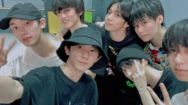 12日,时代少年团在微博晒出合体的合照,照片中,马嘉祺,丁程鑫,宋亚轩